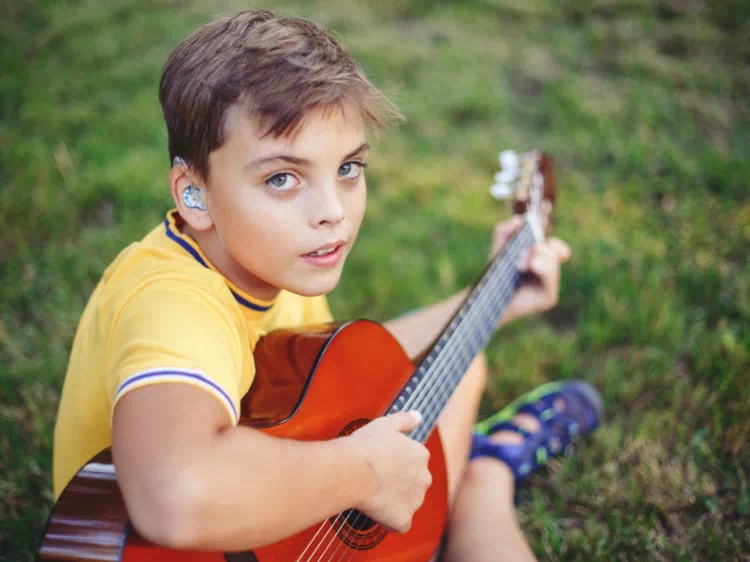 Chłopiec grający na gitarze