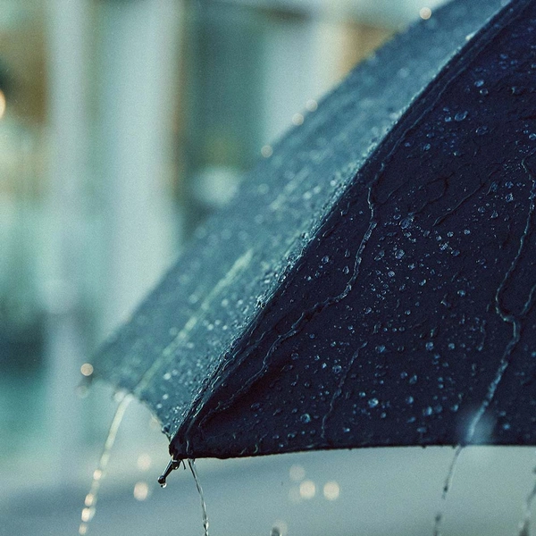 Deszcz padający na parasol
