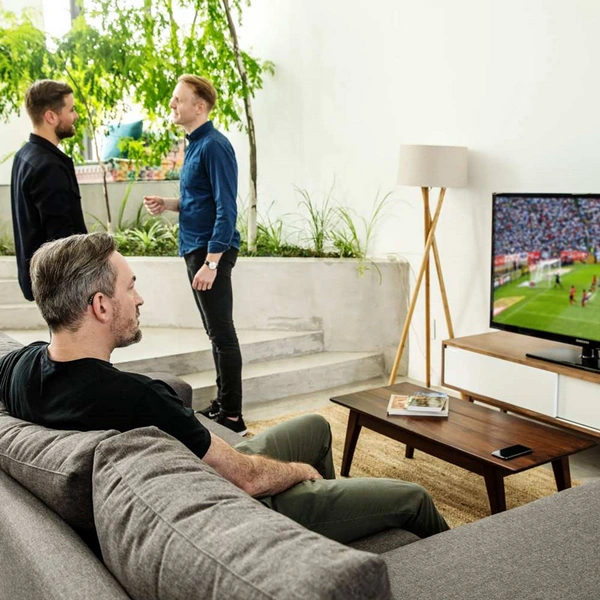 Mężczyzna oglądający mecz